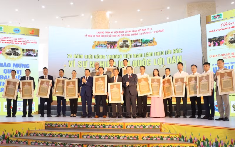 Phó Chủ tịch Quốc hội Phùng Quốc Hiển trao tặng kỷ vật Phiên bản gốc bức thư Bác Hồ gửi giới Công thương Việt Nam năm 1945.