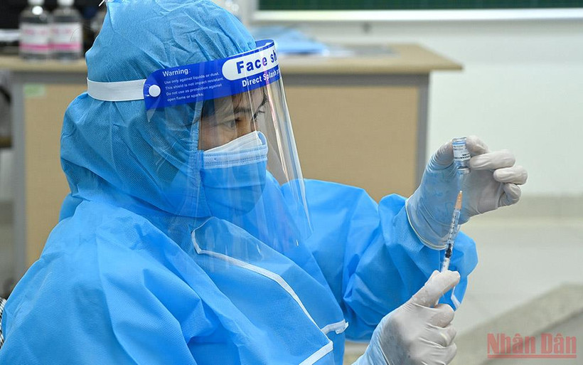 Tiêm vaccine cho người dân Hà Nội. (Ảnh: ĐĂNG ANH)