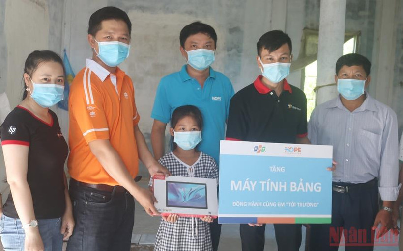 Học sinh có gia cảnh khó khăn được trao tặng máy tính bảng để phục vụ cho việc học tập. (Ảnh: MINH KHỞI)