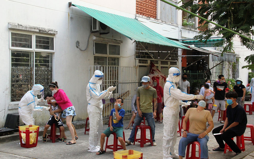 Đà Nẵng liên tục xét nghiêm tầm soát trong các khu phong tỏa để phát hiện sớm các trường hợp dương tính. 