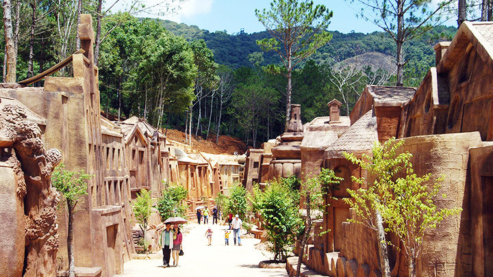 Một góc trong Công viên Covid-19 tại Khu du lịch Đường hầm điêu khắc của Công ty CP Sao Đà Lạt.