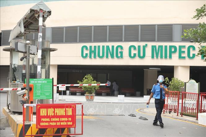 Phong tỏa chung cư Mipec. (Ảnh: TTXVN)