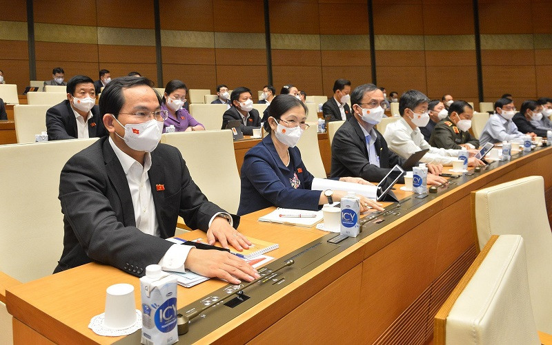 Đại biểu Quốc hội biểu quyết thông qua Nghị quyết về tổ chức phiên tòa trực tuyến. (Ảnh: quochoi.vn)