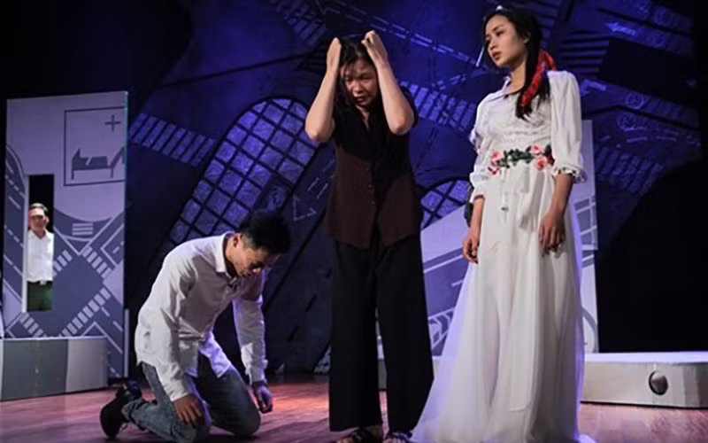 Cảnh trong vở Như thế là tội ác do đạo diễn trẻ Trịnh Mai Nguyên, Nhà hát Kịch Việt Nam dàn dựng.