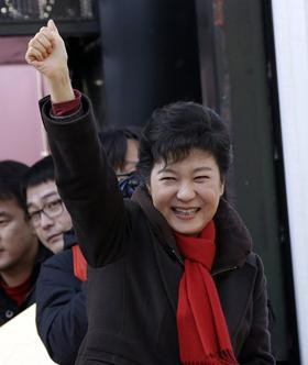 Bà Pắc Cưn Hi vẫy chào cử tri Hàn Quốc. Ảnh AP