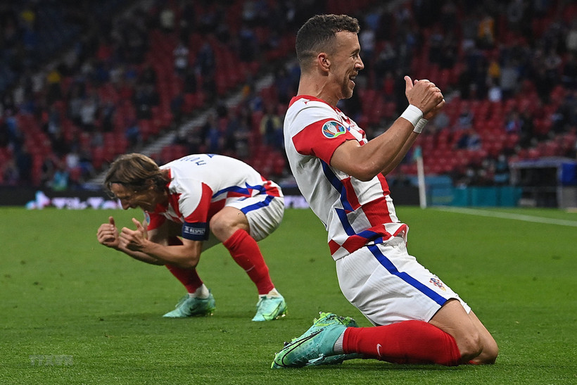 Hai lão tướng kỳ cựu của Croatia Ivan Perisic (phải) và Luka Modric mừng chiến thắng quan trọng của đội nhà trong trận đấu lượt cuối bảng D gặp Scotland. 