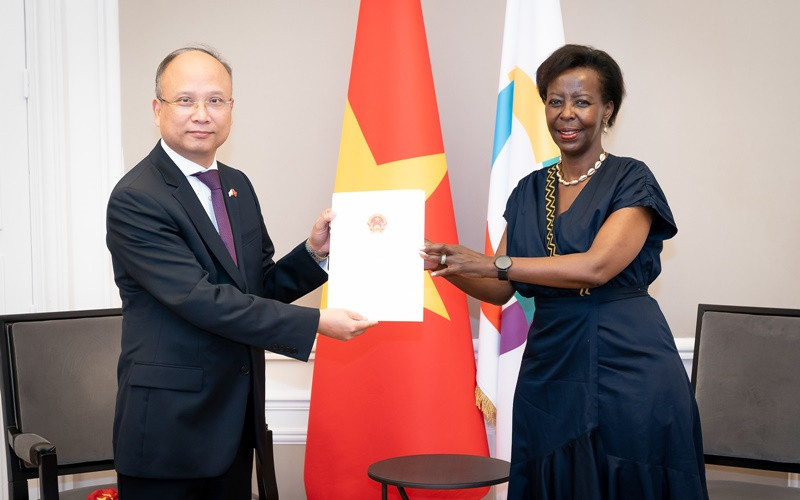 Đại sứ Đinh Toàn Thắng trình Thư Ủy nhiệm lên bà Louise Mushikiwabo, Tổng Thư ký OIF. 