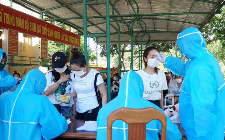 Đo nhiệt độ trước khi vào khu cách ly.