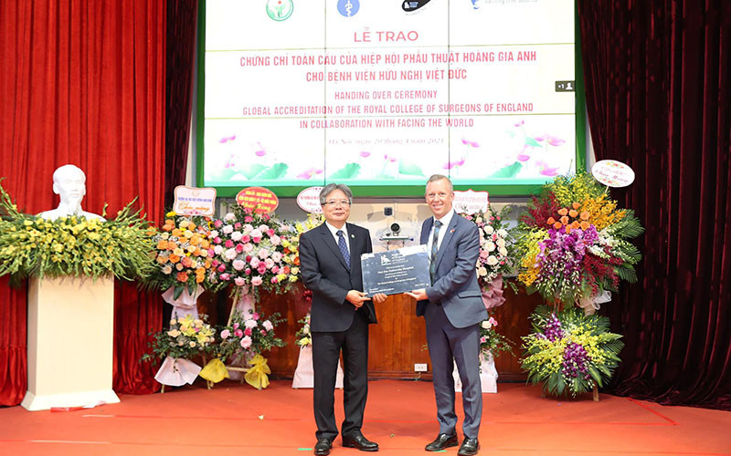 Bệnh viện Hữu nghị Việt Đức đã nhận chứng chỉ toàn cầu của Hiệp hội Phẫu thuật Hoàng gia Anh.