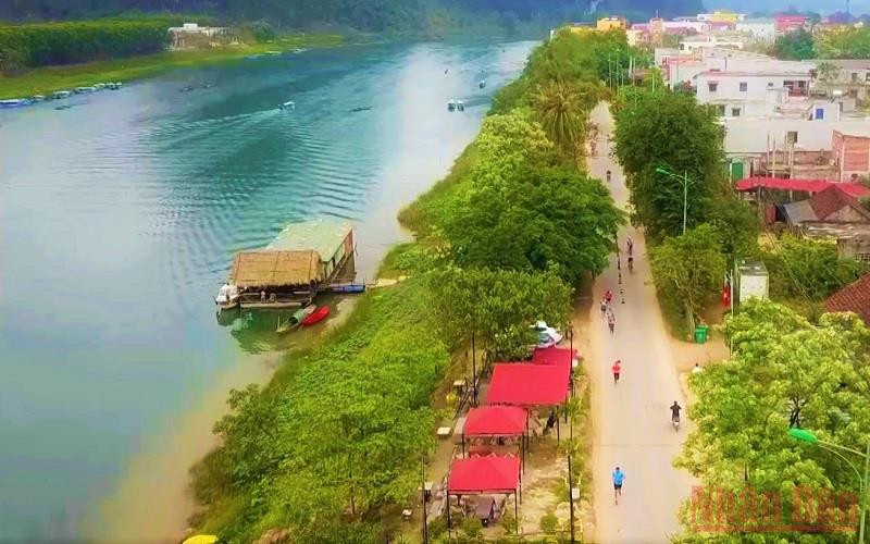 Đường chạy ven sông Son mùa này rất đẹp.