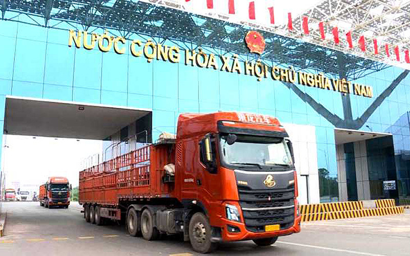 Hàng hóa thông quan qua Cửa khẩu Bắc Luân 2, thành phố Móng Cái, Quảng Ninh.