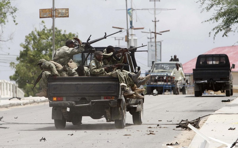 Binh sĩ quân đội Somalia vào vị trí trong 1 cuộc đụng độ với nhóm phiến quân Al-Shabab ở thủ đô Mogadishu, ngày 24/5/2014. (Ảnh tư liệu: Reuters)