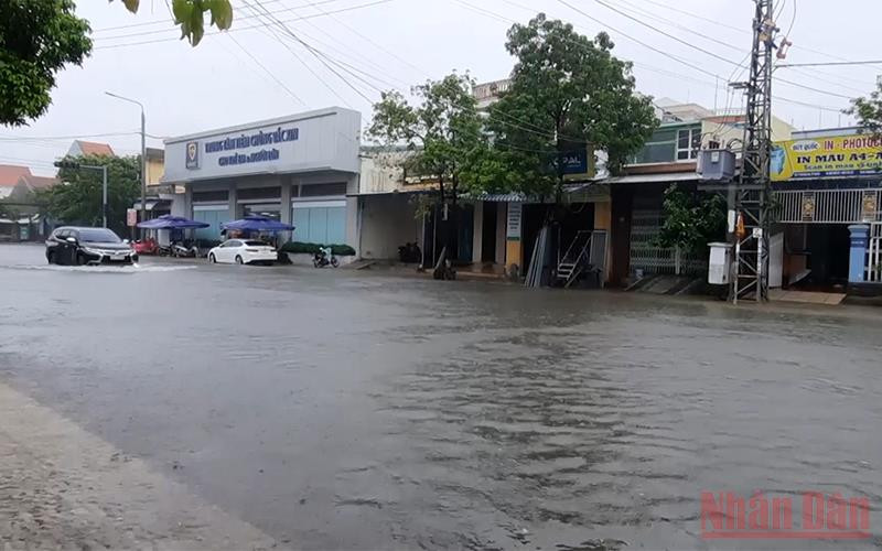Mưa lớn gây ngập nhiều tuyến đường nội thị TP Tam Kỳ.
