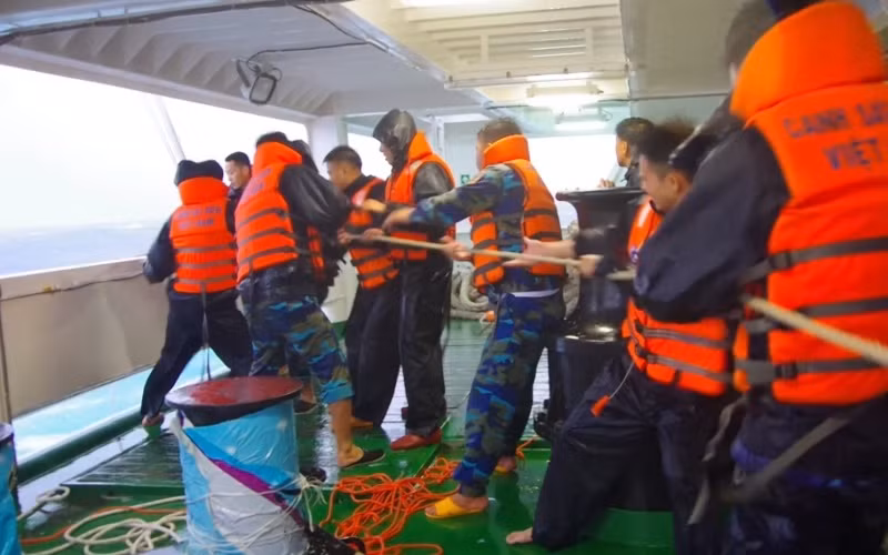 Tàu Cảnh sát biển 8002 triển khai cứu tàu QNg-95058 TS.