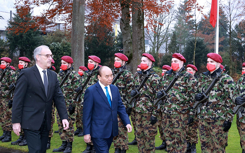 Chủ tịch nước Nguyễn Xuân Phúc và Tổng thống Liên bang Thụy Sĩ Guy Parmelin tại lễ đón chính thức. (Ảnh: TTXVN)