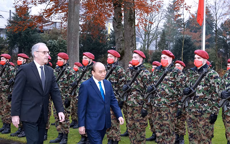 Chủ tịch nước Nguyễn Xuân Phúc và Tổng thống Liên bang Thụy Sĩ Guy Parmelin tại lễ đón chính thức. (Ảnh: TTXVN)