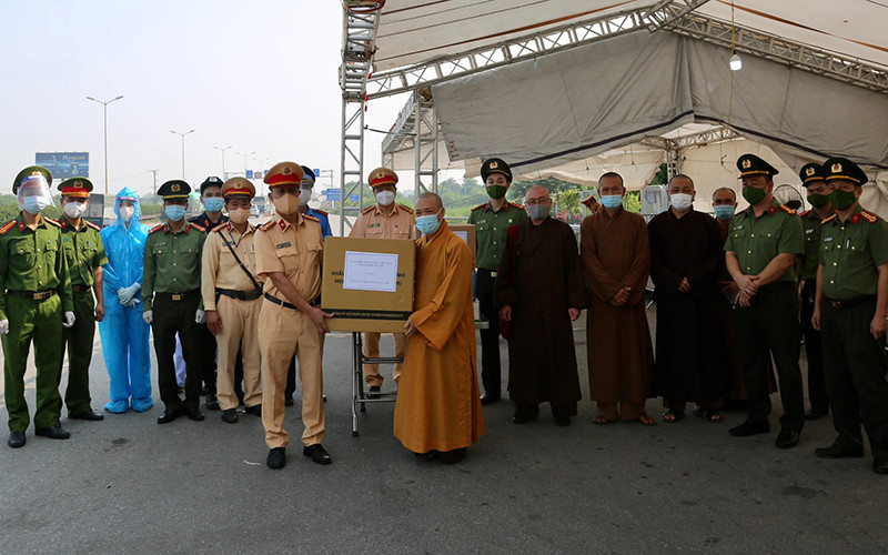 Hòa thượng Thích Bảo Nghiêm tặng quà cho lực lượng làm nhiệm vụ tại chốt kiểm soát phòng, chống dịch.