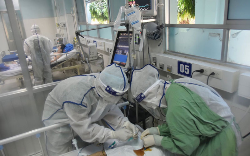 Kiểm tra sức khỏe cho người bệnh tại Bệnh viện điều trị Covid-19 Củ Chi. Ảnh: KHÁNH PHƯƠNG