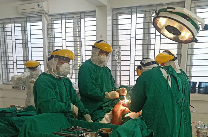 Ca phẫu thuật cấp cứu bệnh nhân bị tai nạn giao thông dương tính với SARS-CoV-2 đã thành công.