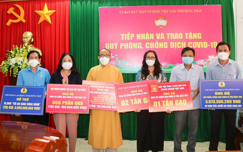 Phó Chủ tịch Ủy ban Mặt trận Tổ quốc Việt Nam tỉnh Đồng Tháp Võ Chí Hữu tiếp nhận ủng hộ từ các đơn vị. Ảnh: NHƯ Ý.