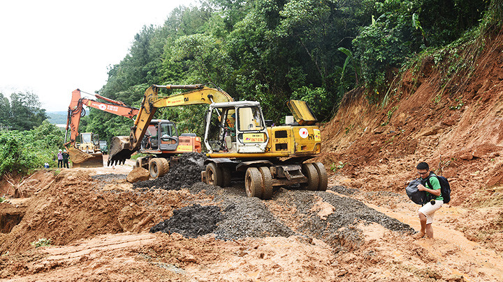 Sáng 18-10, máy xúc mở đường vào điểm sạt lở của Đoàn Kinh tế - Quốc phòng 337. Ảnh: NGỌC TÂN