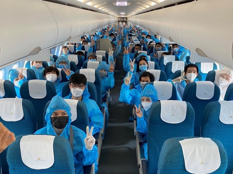 Vietnam Airlines tiếp tục chở lực lượng y tế đến phía nam chống dịch