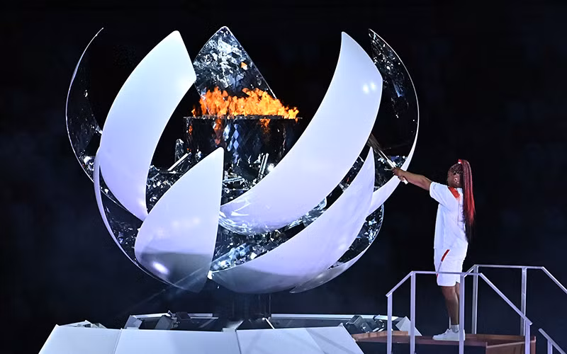 Vận động viên quần vợt Naomi Osaka của Nhật Bản thắp sáng ngọn đuốc Olympic tại lễ khai mạc. Ảnh AFP/TTXVN