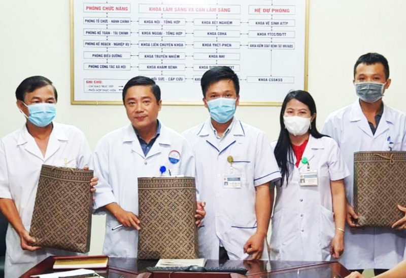 Nữ bác sĩ Lê Đan Tâm, Phó Giám đốc Trung tâm Y tế Đông Hà trao quà động viên 3 cán bộ, nhân viên của trung tâm cùng đoàn lên đường vào Bình Dương phòng, chống dịch Covid-19. 