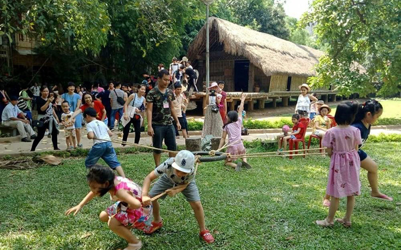 Trải nghiệm các trò chơi dân gian tại Bảo tàng Dân tộc học Việt Nam. Ảnh: HÀ TRANG