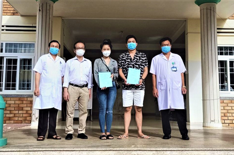 Lãnh đạo Bệnh viện Lao và bệnh phổi tỉnh Đắk Lắk trao giấy chứng nhận khỏi bệnh cho hai bệnh nhân 3237 và 3334 xuất viện.