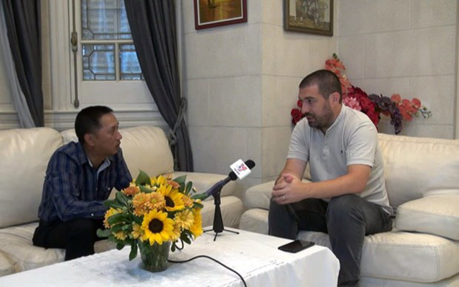 Nhà báo Gaston Fiorda (phải).(Ảnh: Ngọc Tùng/TTXVN)