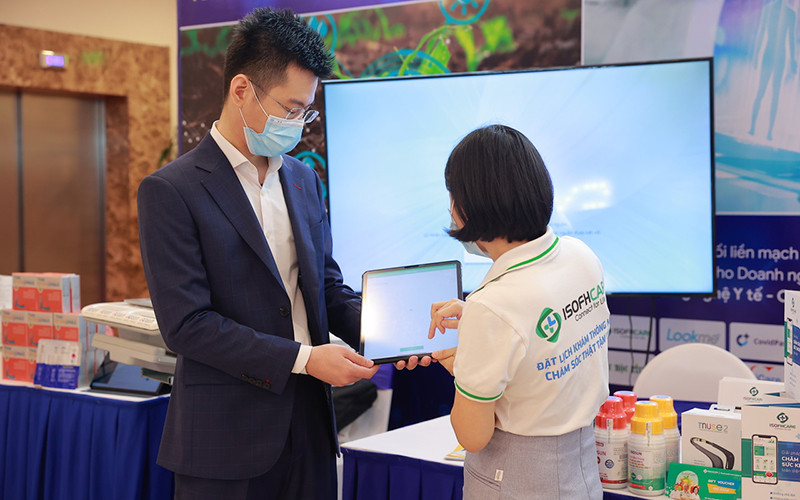 Giới thiệu sản phẩm khoa học công nghệ tại lễ phát động.