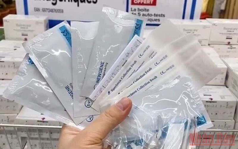 Các loại kit test đang khan hàng. (Ảnh: SƠN BÁCH)