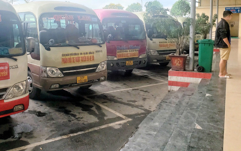 Các xe khách chạy tuyến cố định Vinh – QL7 bãi bến, dừng tại bến xe Bắc Vinh để phản đối xe dù, xe chạy vượt tuyến tranh giành khách.