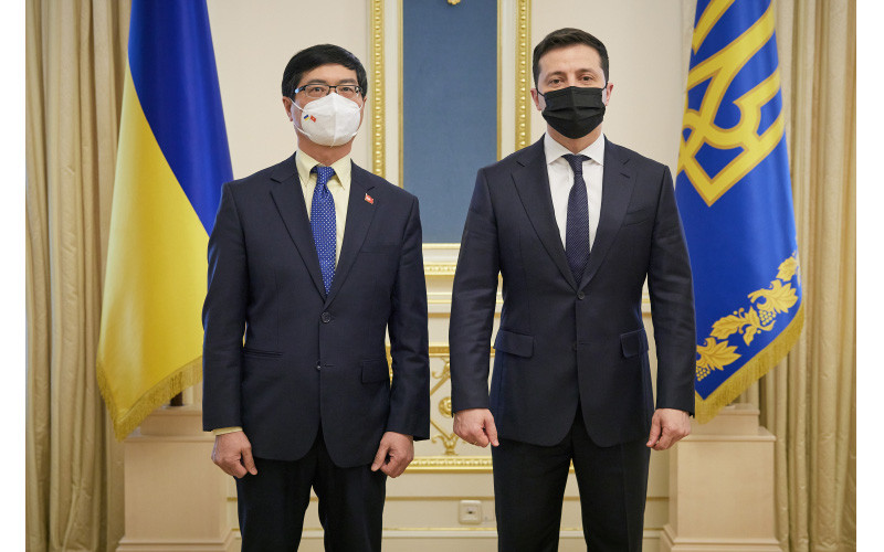 Đại sứ Việt Nam tại Ukraine Nguyễn Hồng Thạch (bên trái) và Tổng thống Ukraine Vladimir Zelensky tại lễ trình Uỷ nhiệm thư.