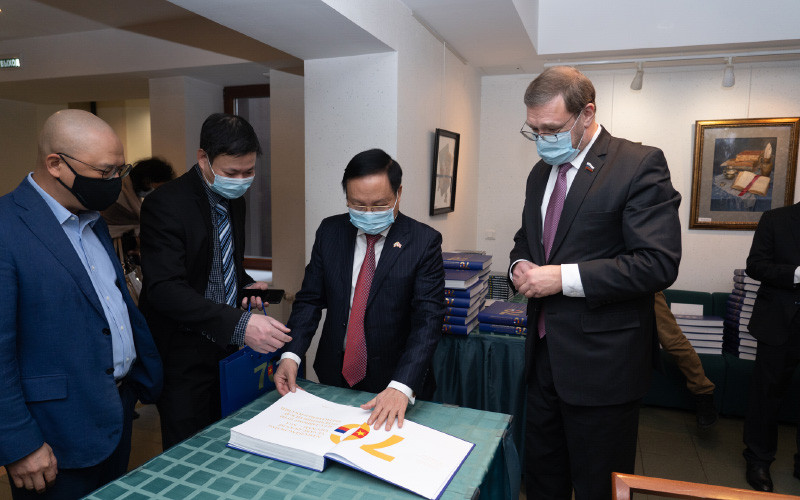 Đại sứ Ngô Đức Mạnh giới thiệu sách cho độc giả.