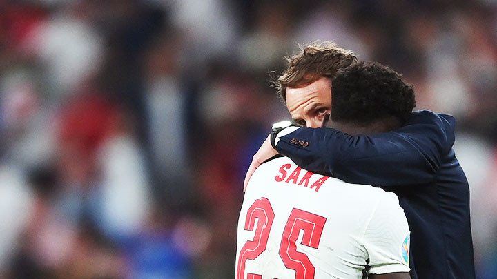 Saka, người đá hỏng lượt luân lưu cuối cùng đang hứng chịu cuộc tiến công tinh thần khủng khiếp.