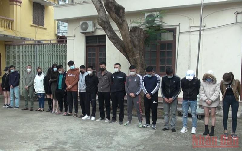 Các đối tượng có hành vi tổ chức, sử dụng ma túy được di lý về cơ quan công an.