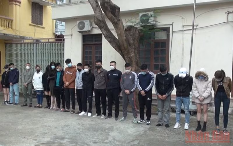 Các đối tượng có hành vi tổ chức, sử dụng ma túy được di lý về cơ quan công an.