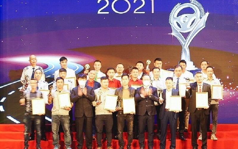 Trao giải “Vô lăng vàng” cho các tập thể, cá nhân đoạt giải. 