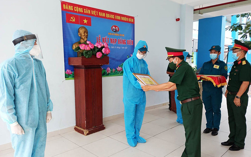 Những đảng viên trẻ vừa được kết nạp sau những ngày cống hiến hết mình cho cuộc chiến chống đại dịch Covid-19 tại TP Hồ Chí Minh. Ảnh: Thành Cường