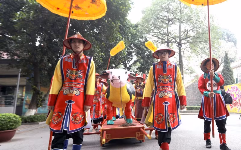 Đàn tế xưa được dựng ở phường Đông Hà. Trâu đất và thần Câu mang được tế và rước vào đền Bạch Mã. Lễ kết thúc, tượng trâu đất được rước từ đền Bạch Mã vào Hoàng thành, qua Đoan môn, lên điện Kính Thiên để tiến vua.