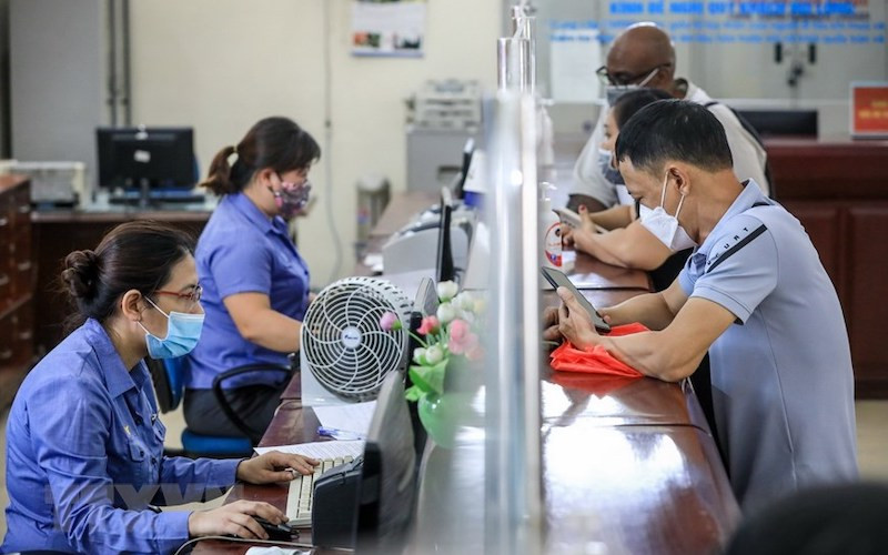 Người dân đến ga Hà Nội mua vé tàu sáng 12/10. (Ảnh: TTXVN)