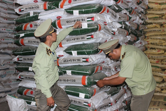 Lực lượng chức năng kiểm tra chất lượng phân bón trên thị trường.