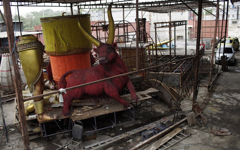 Dụng cụ diễu hành trong Lễ hội Carnival Rio nằm trơ trọi trong trường dạy nhảy samba Unidos de Padre Miguel (Ảnh: AP)