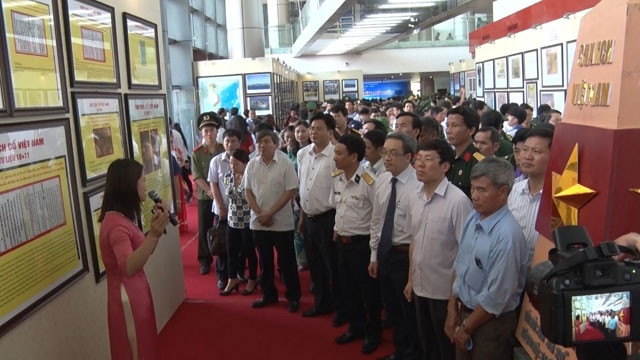Công chúng đến với triển lãm.