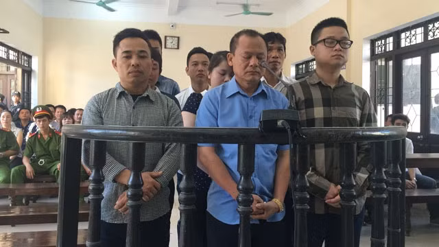 Các bị cáo đứng trước vành móng ngựa nghe tuyên án.