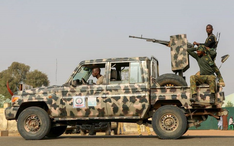 Lực lượng an ninh Nigeria tuần tra trong chiến dịch giải cứu các nữ sinh bị bắt cóc ở Jangebe, Zamfara, ngày 3/3/2021. (Ảnh: Reuters)