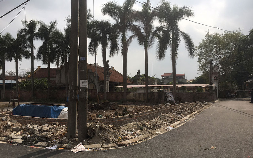 Khu vực bảo vệ II của chùa bị đập phá và xây tường bao lùi vào trong. (Ảnh: MẠNH THẮNG)