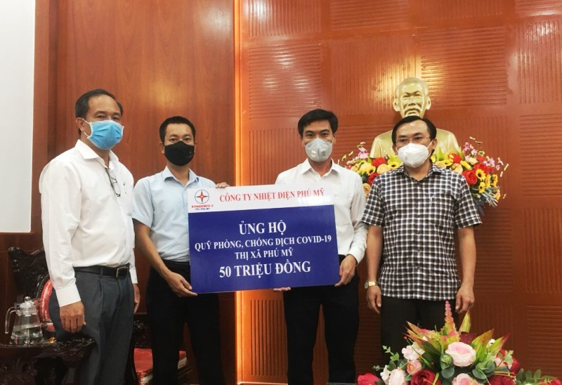 Công ty trao ủng hộ cho Quỹ phòng, chống dịch thị xã Phú Mỹ.